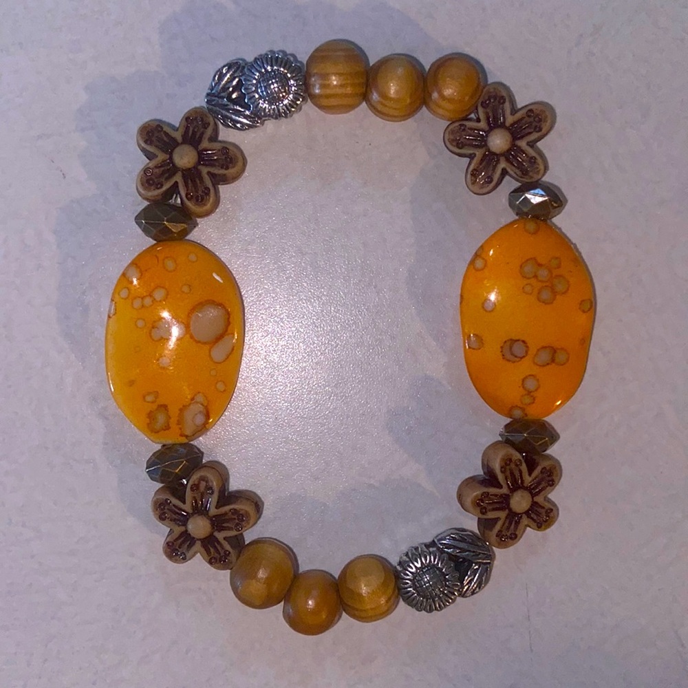 Elastic beaded bracelet